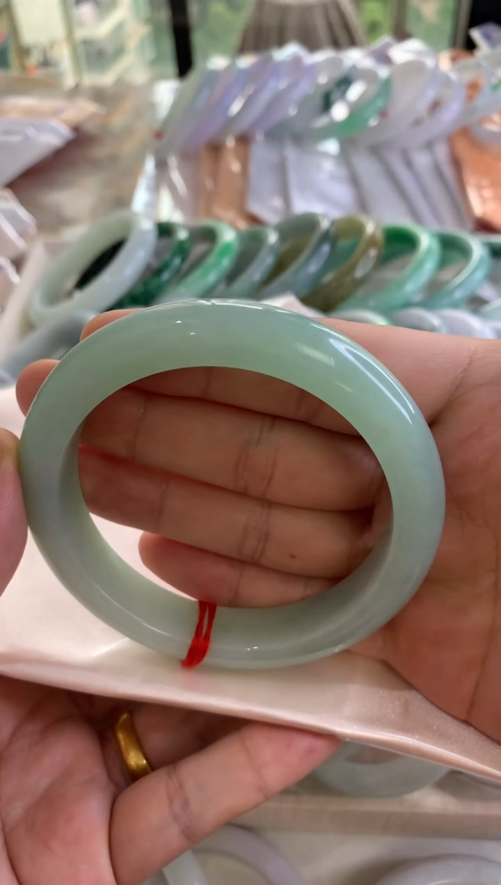 翡翠手镯未镶嵌满绿61.5
