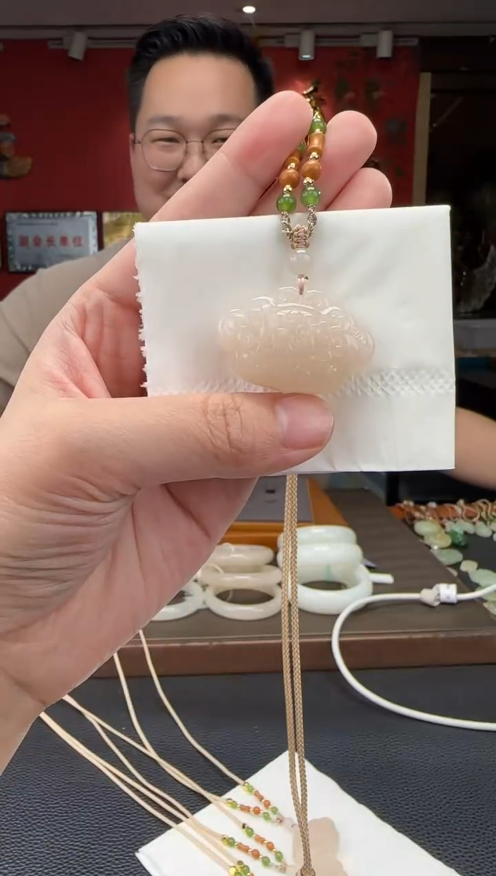 和田玉未镶嵌颈饰藕粉如意锁