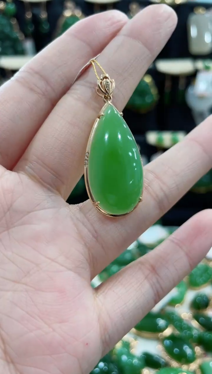 颈饰18K金镶嵌和田玉（碧玉）水滴