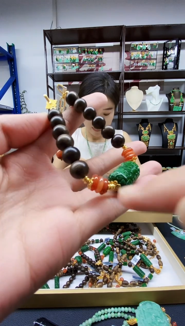 颈饰未镶嵌翡翠手串