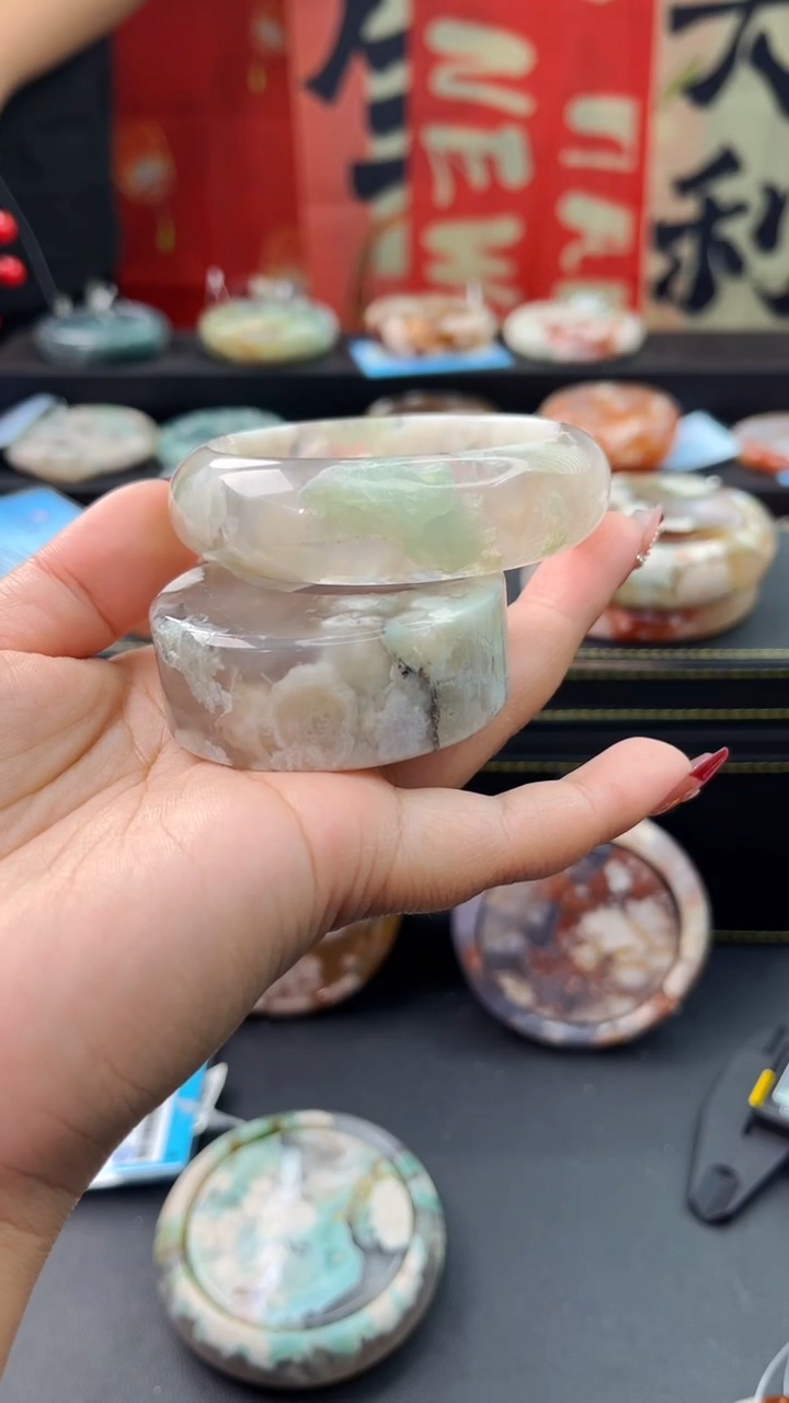 【闪购商品】石英质玉手镯未镶嵌赠送镯心（56圈口）