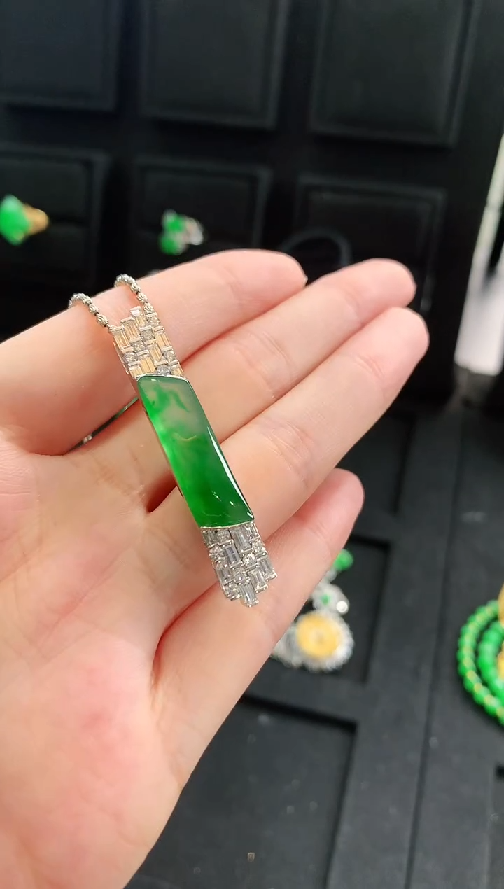 【闪购商品】翡翠吊坠(不含链)18K金镶嵌吊坠