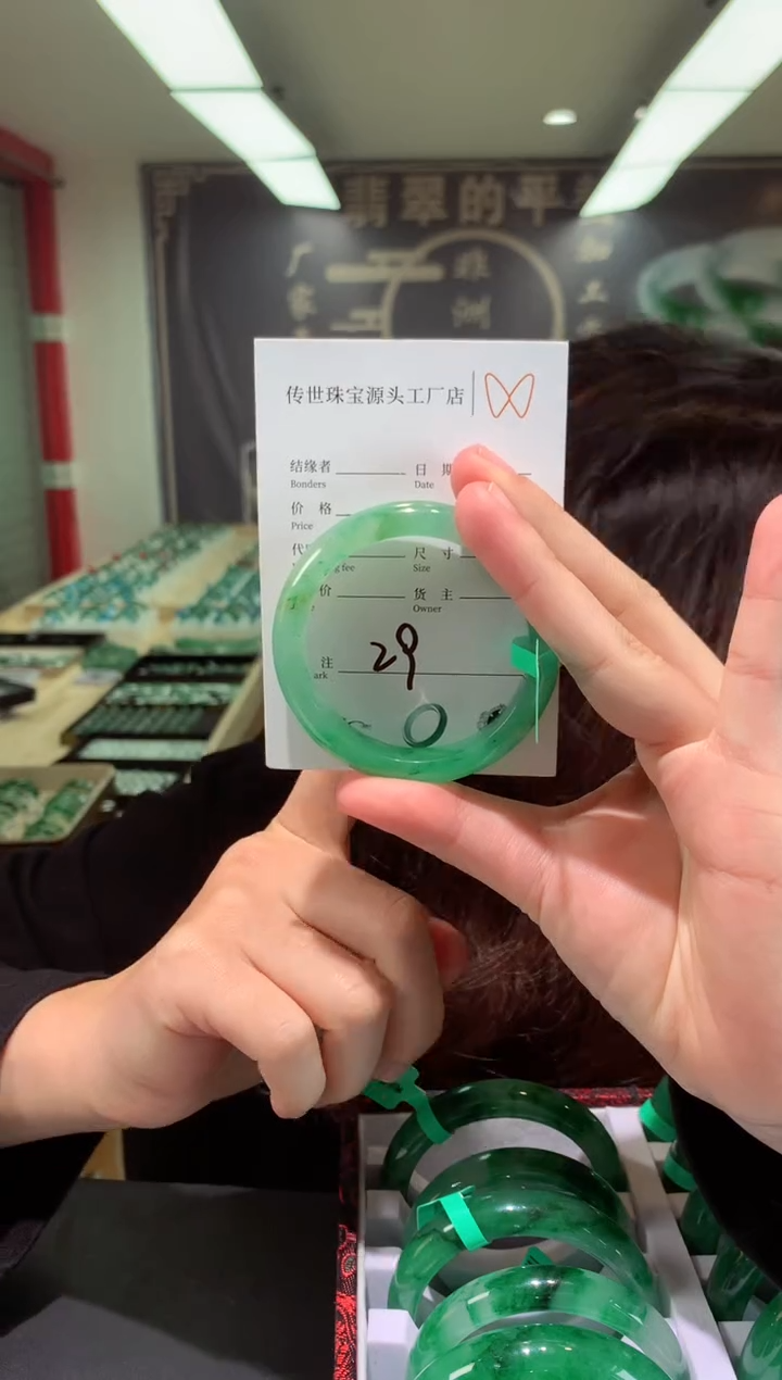 【闪购商品】石英质玉手镯未镶嵌拍一发一，圈口：50