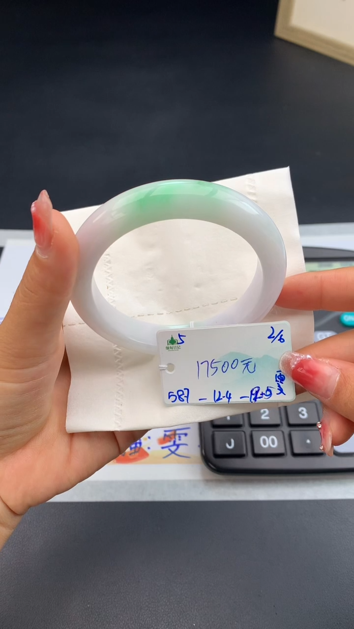 【闪购商品】翡翠手镯未镶嵌 #情人节#送礼，下单联系客服核对地址~