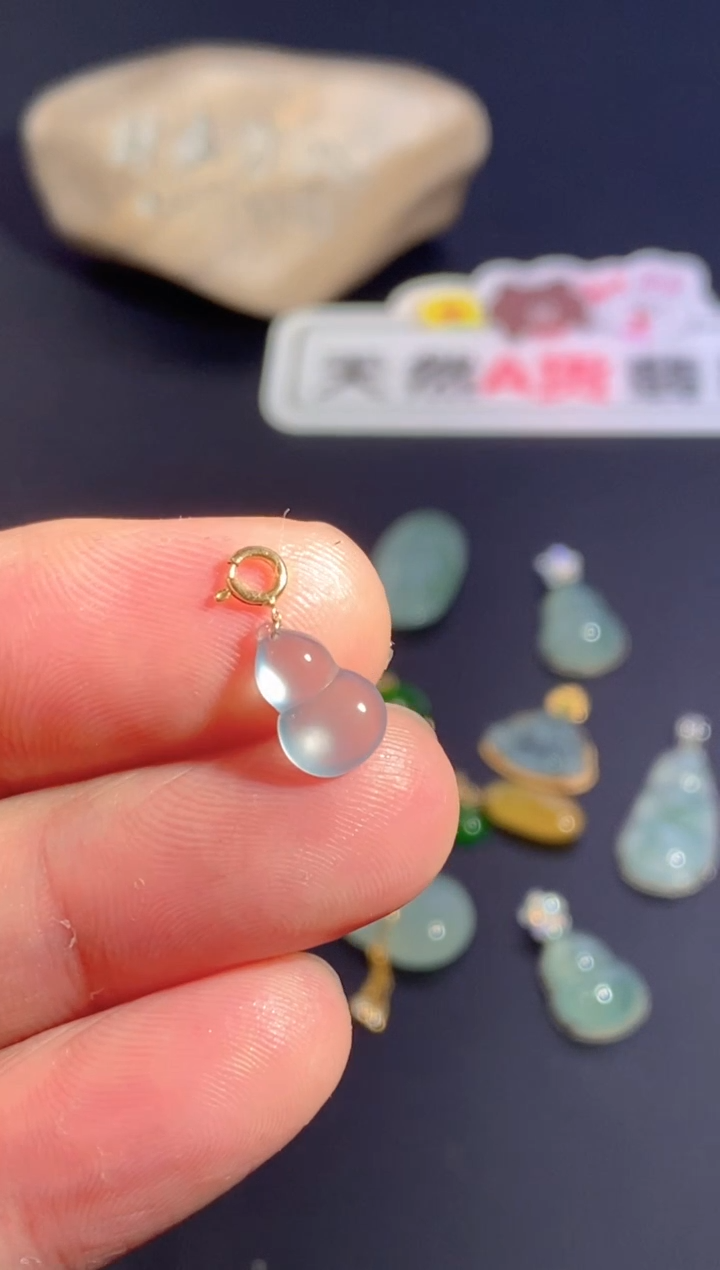 颈饰18K金镶嵌翡翠   