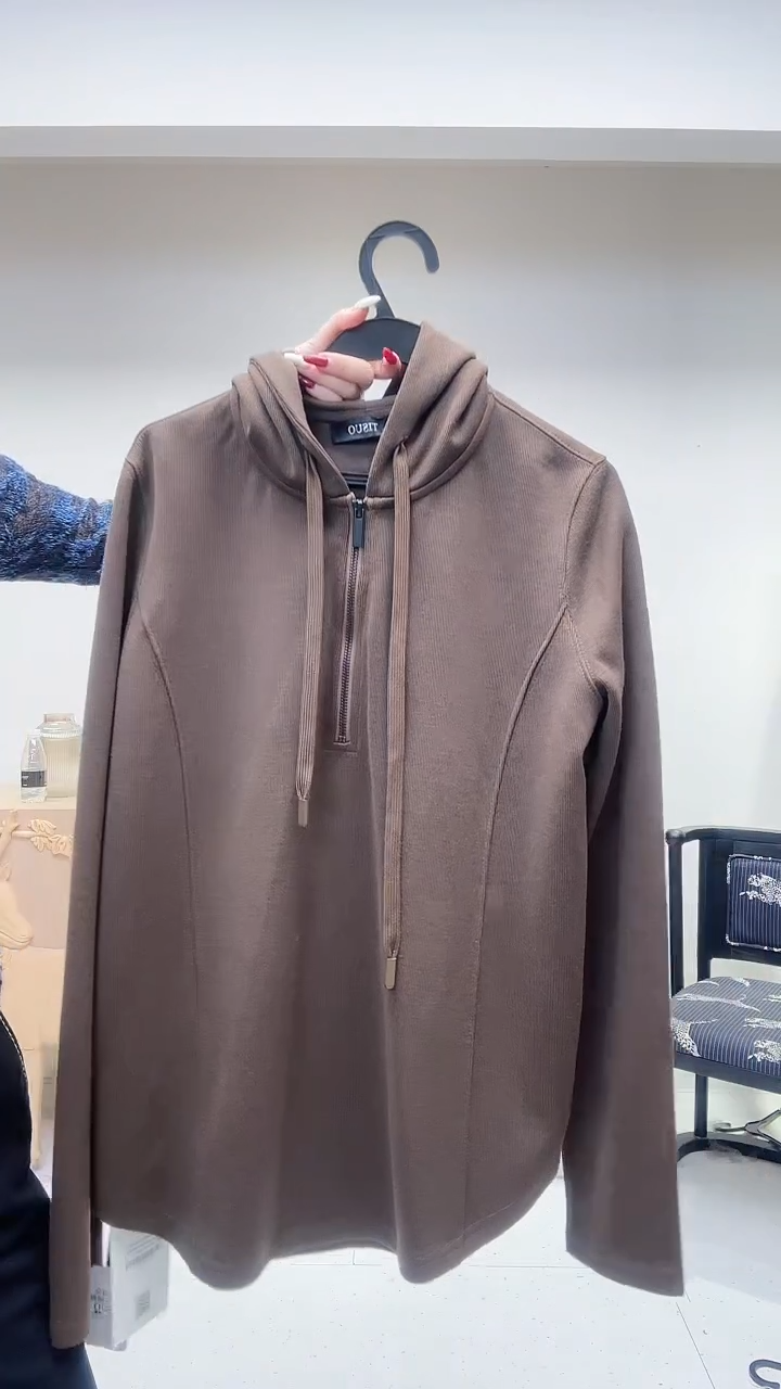 咖色抽绳拉链款套头连帽衫