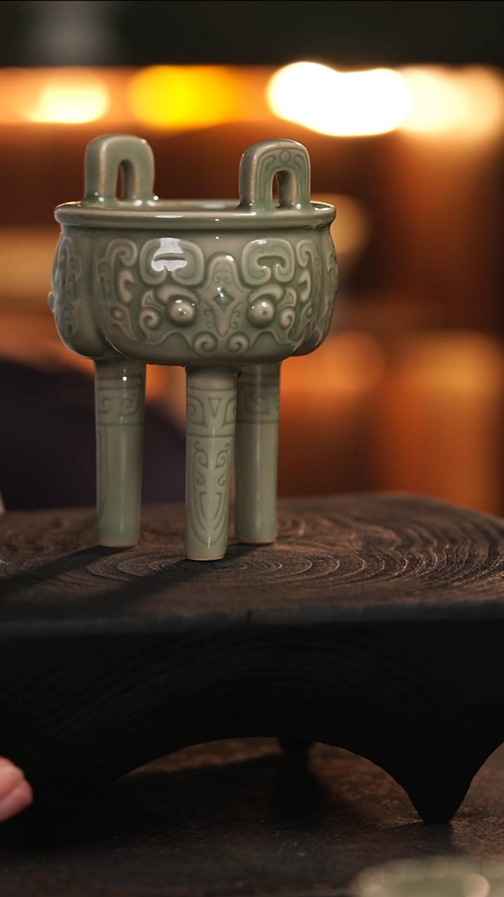 【闪购商品】越窑青瓷三足香炉