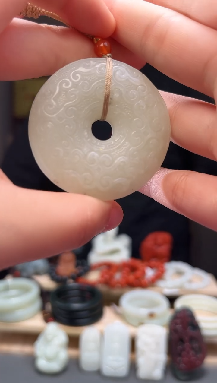 颈饰未镶嵌和田玉吊坠