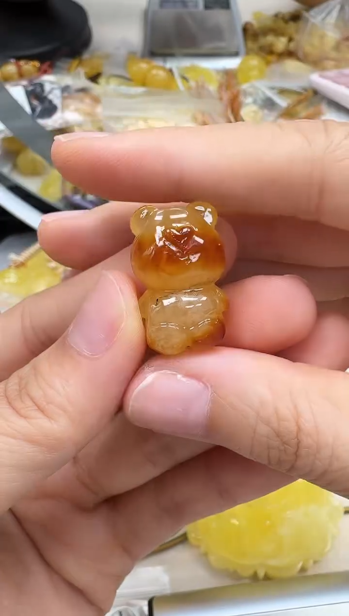 未镶嵌琥珀裸石如图