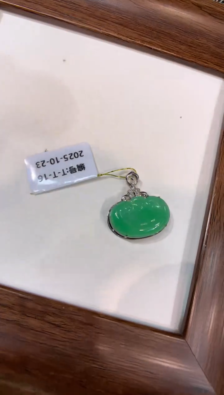 颈饰18K金镶嵌翡翠如意锁