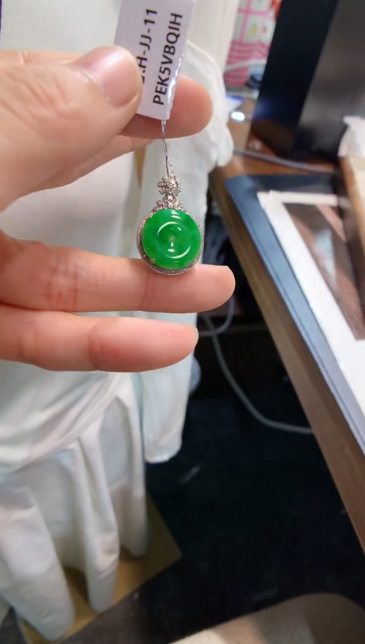 颈饰18K金镶嵌翡翠F****，平安扣