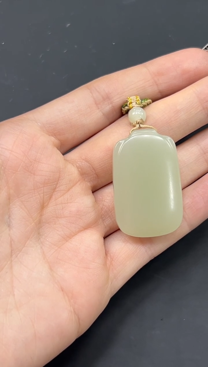 【闪购商品】和田玉吊坠(赠链)未镶嵌且末微色差迪克兰吊坠