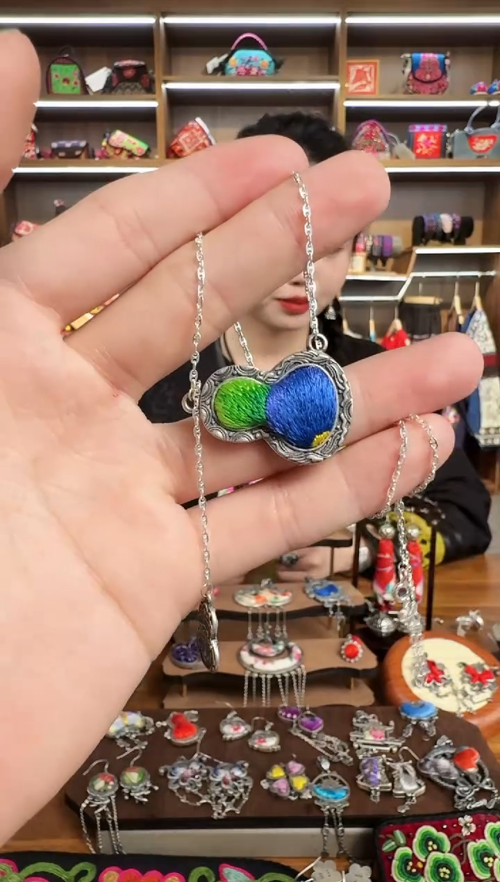 【闪购商品】织绣71蒙阿苏苗绣传承