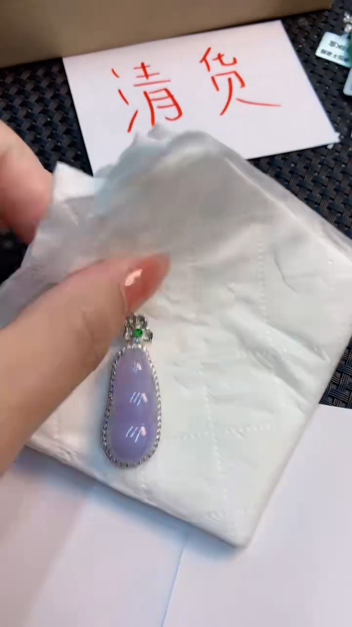 翡翠18K金镶嵌颈饰          1