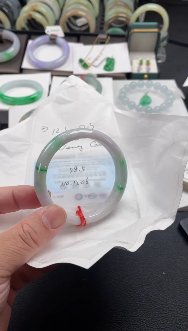 【闪购商品】翡翠手镯未镶嵌58.5正圈