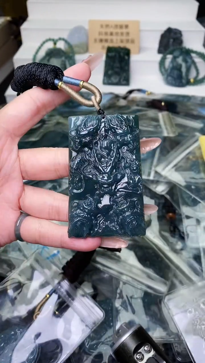 颈饰未镶嵌翡翠 