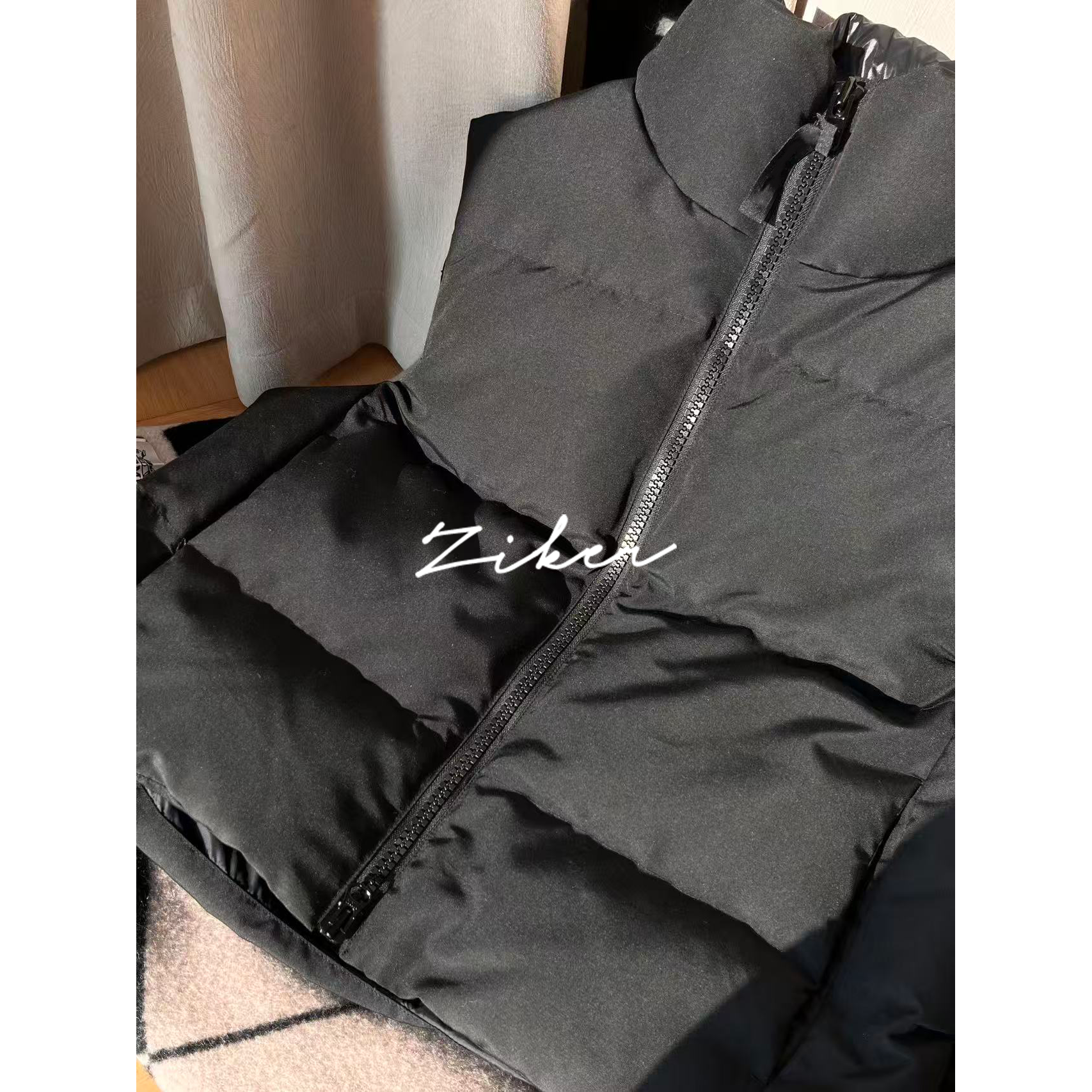  ZIKER｜”小面包“马甲款 鹅经典黑立领拉链羽绒马甲外套女