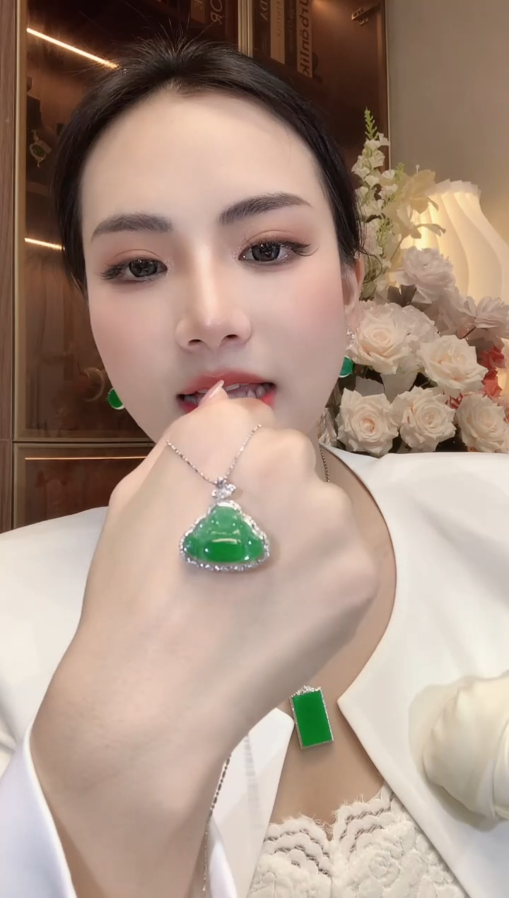 【闪购商品】翡翠吊坠(不含链)18K金镶嵌A39