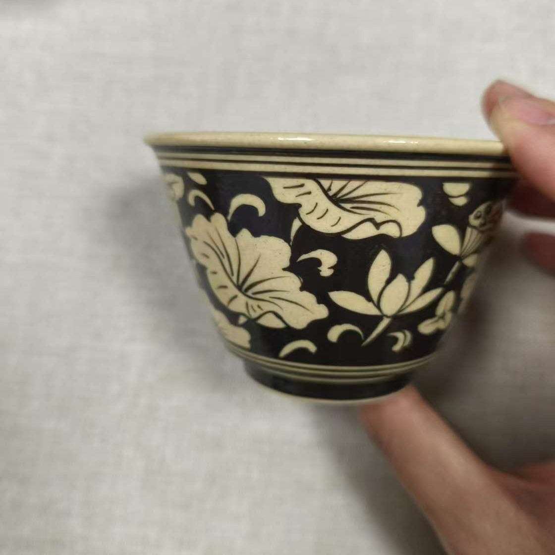 釉下彩绘荷花纹马蹄杯