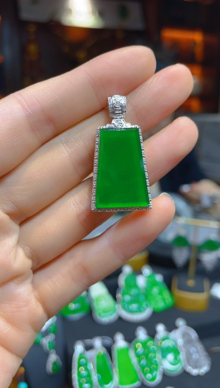 【闪购商品】翡翠颈饰18K金镶嵌118360天然A货翡翠无事牌