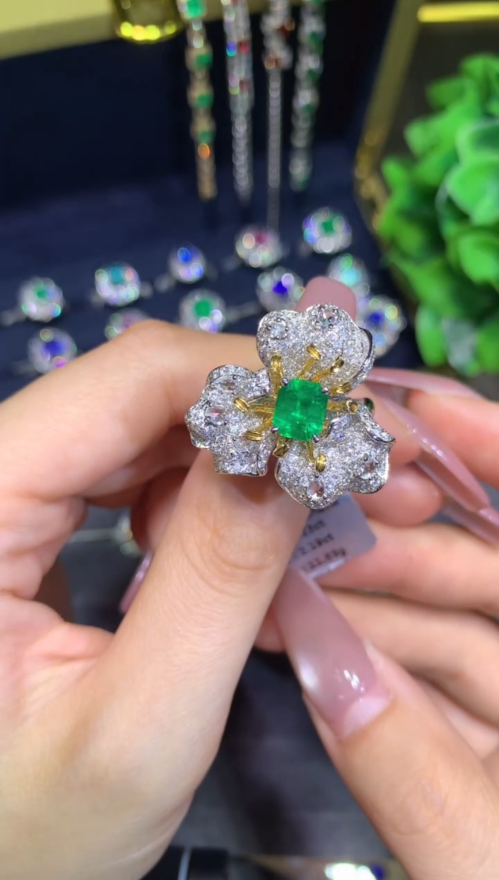 18K金镶嵌戒指祖母绿1.23CT  哥伦比亚木佐