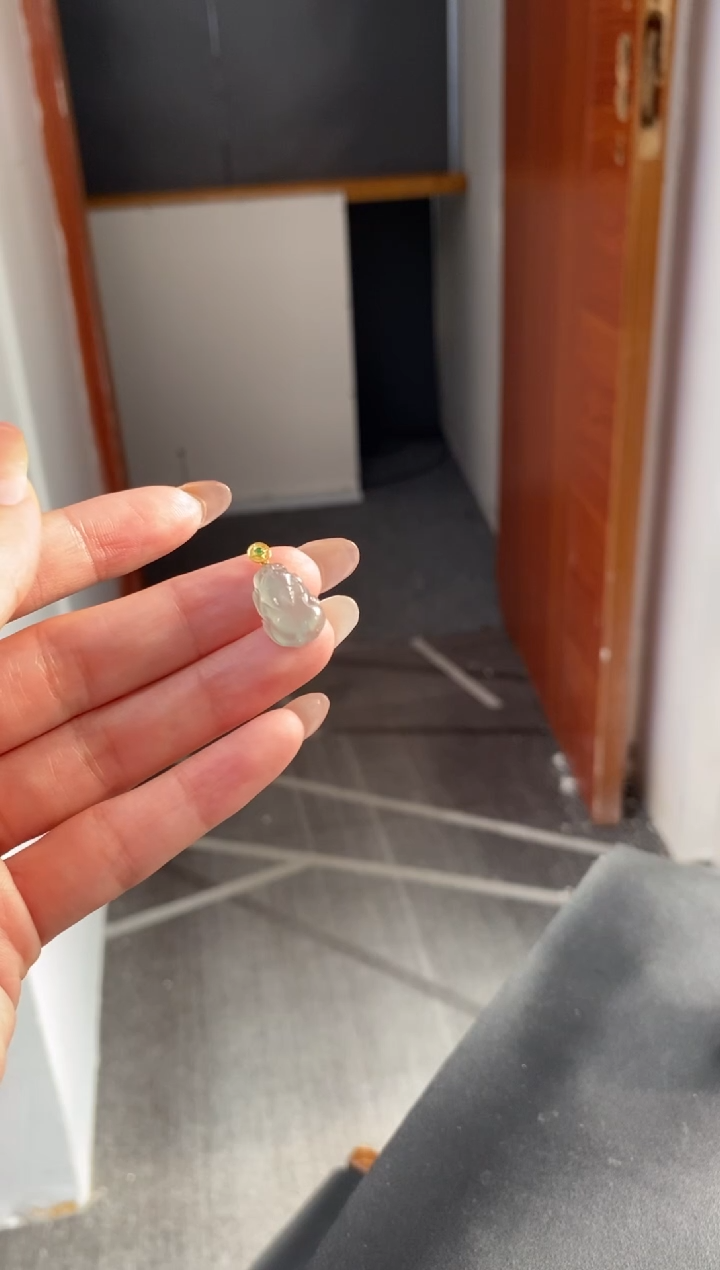 颈饰18K金镶嵌翡翠吊坠