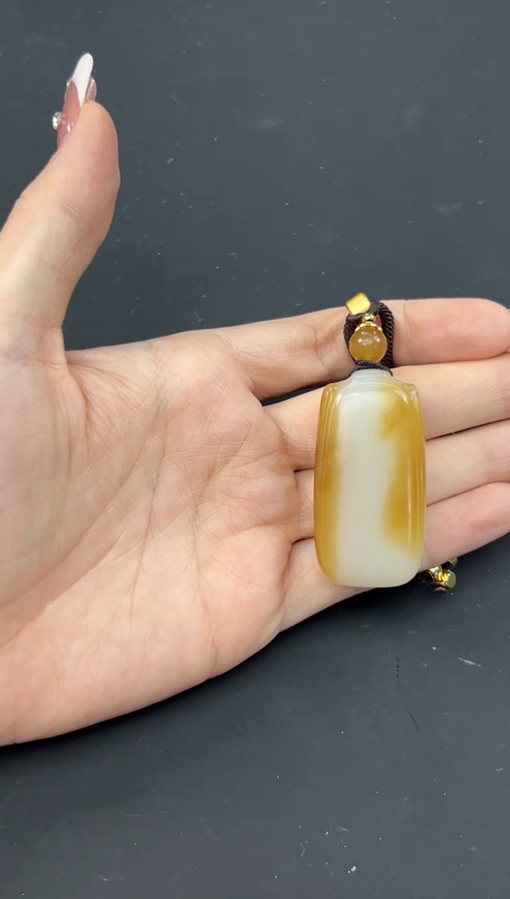 【闪购商品】和田玉吊坠(赠链)未镶嵌且末金山微色差吊坠