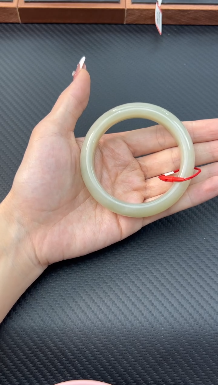 【闪购商品】和田玉手镯未镶嵌且末微色差近矿55+手镯