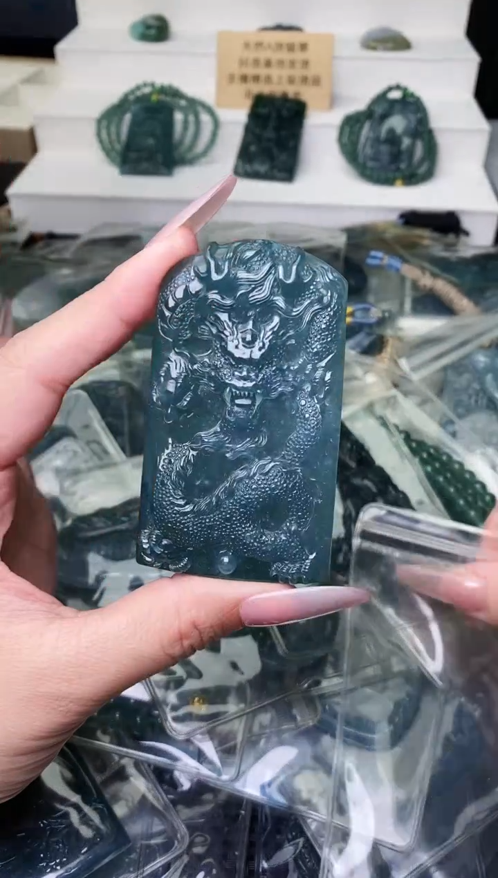 颈饰未镶嵌翡翠 