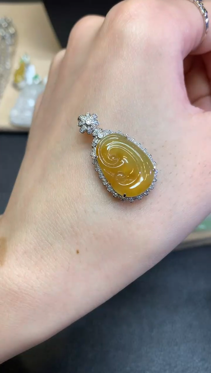 【闪购商品】翡翠颈饰18K金镶嵌如意【无服务费】