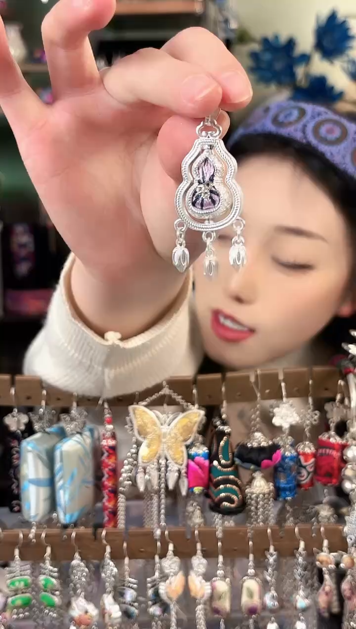 彩云南阁非遗老绣饰品432