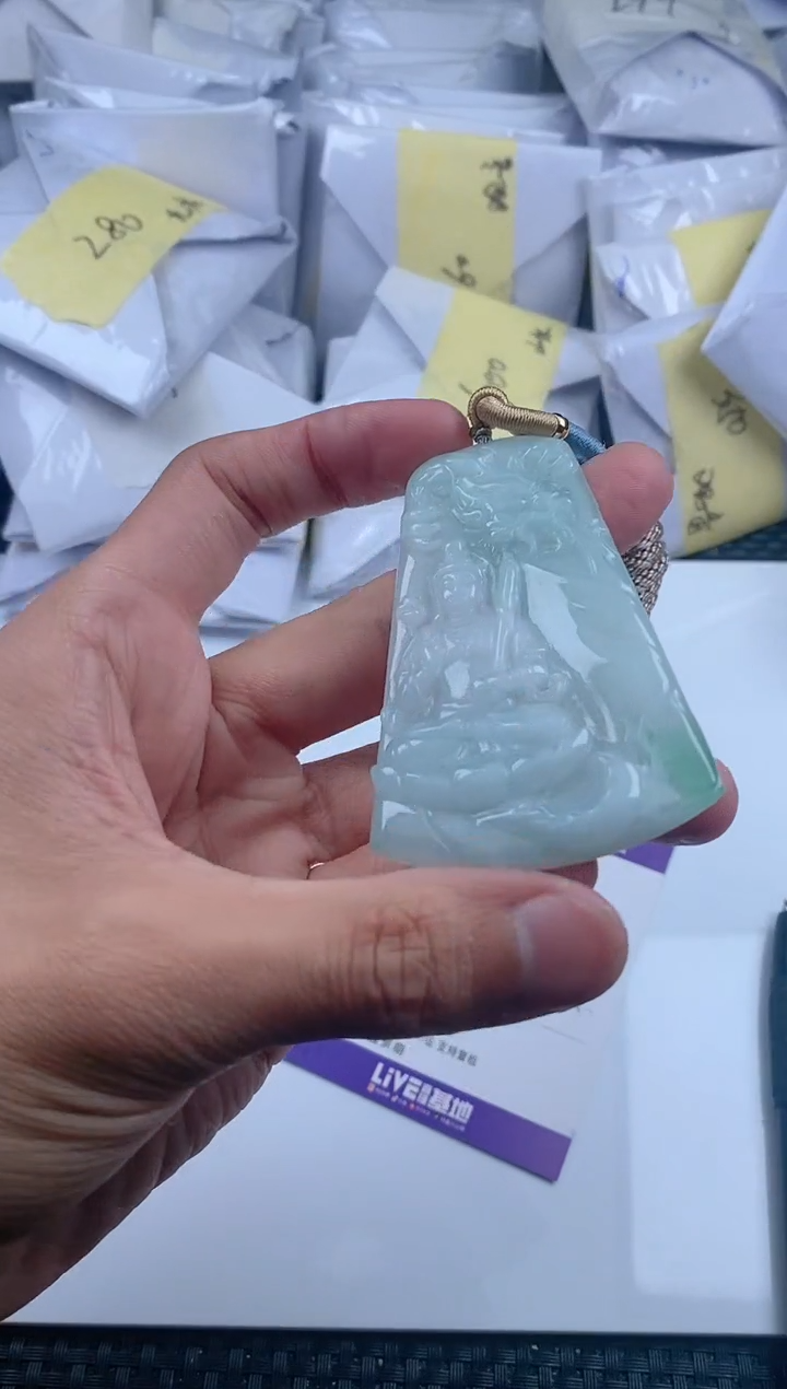 翡翠未镶嵌颈饰         
