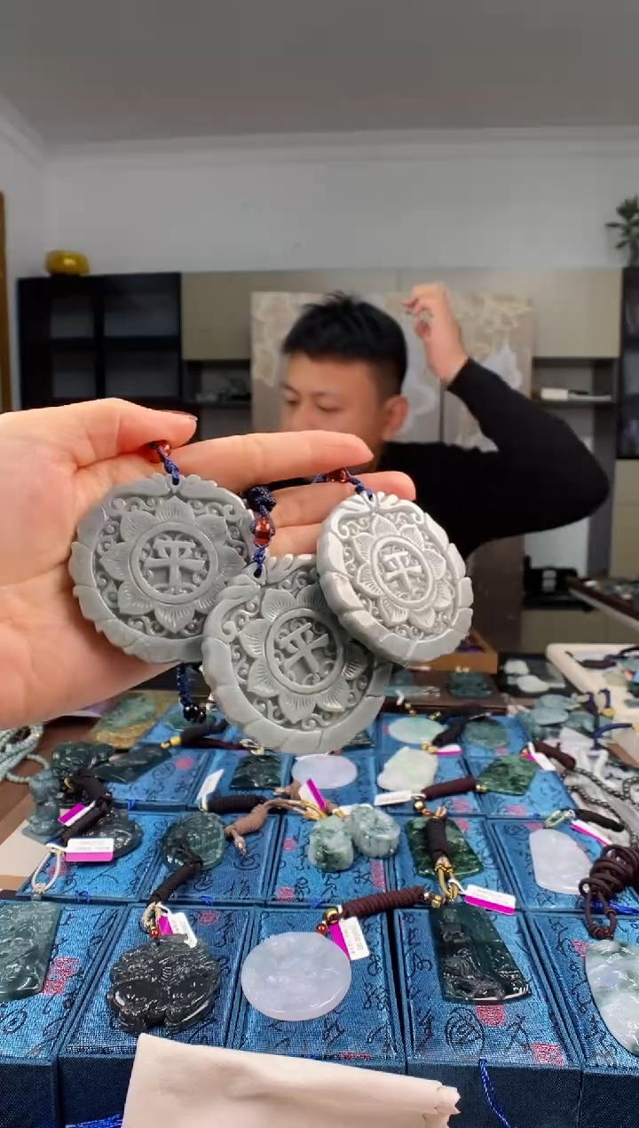 颈饰未镶嵌翡翠  多样性发其一