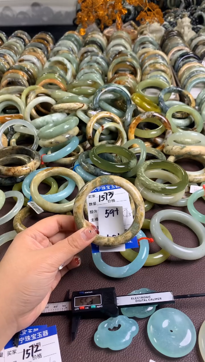 【闪购商品】蛇纹石玉手镯未镶嵌1573