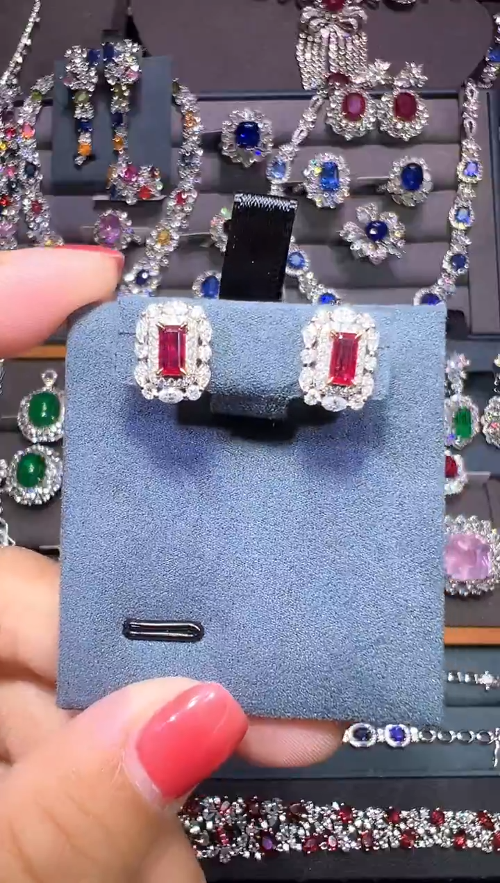 18K金镶嵌耳饰红宝石 