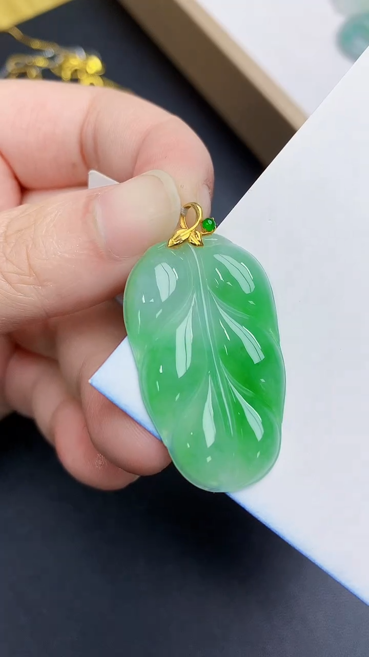 颈饰18K金镶嵌翡翠风**人天然缅甸A货百元以上9元证书费自理