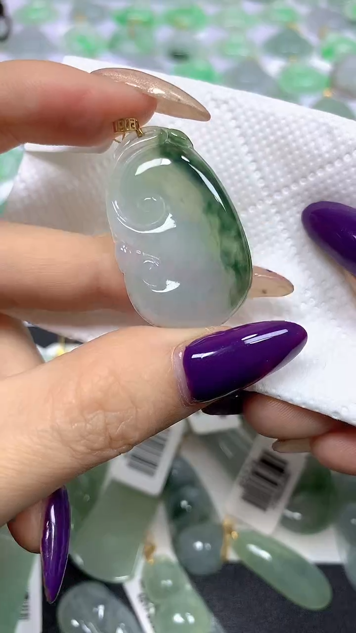 颈饰18K金镶嵌翡翠 