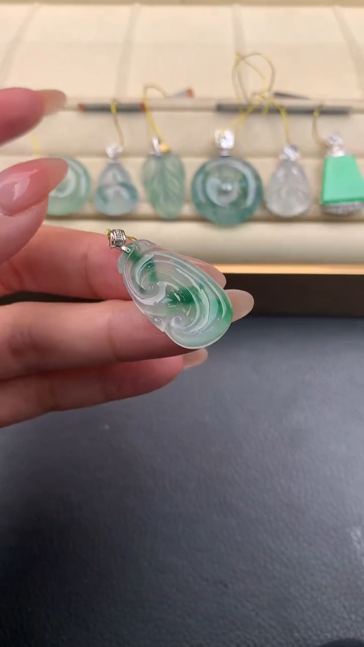 翡翠18K金镶嵌颈饰Q302        