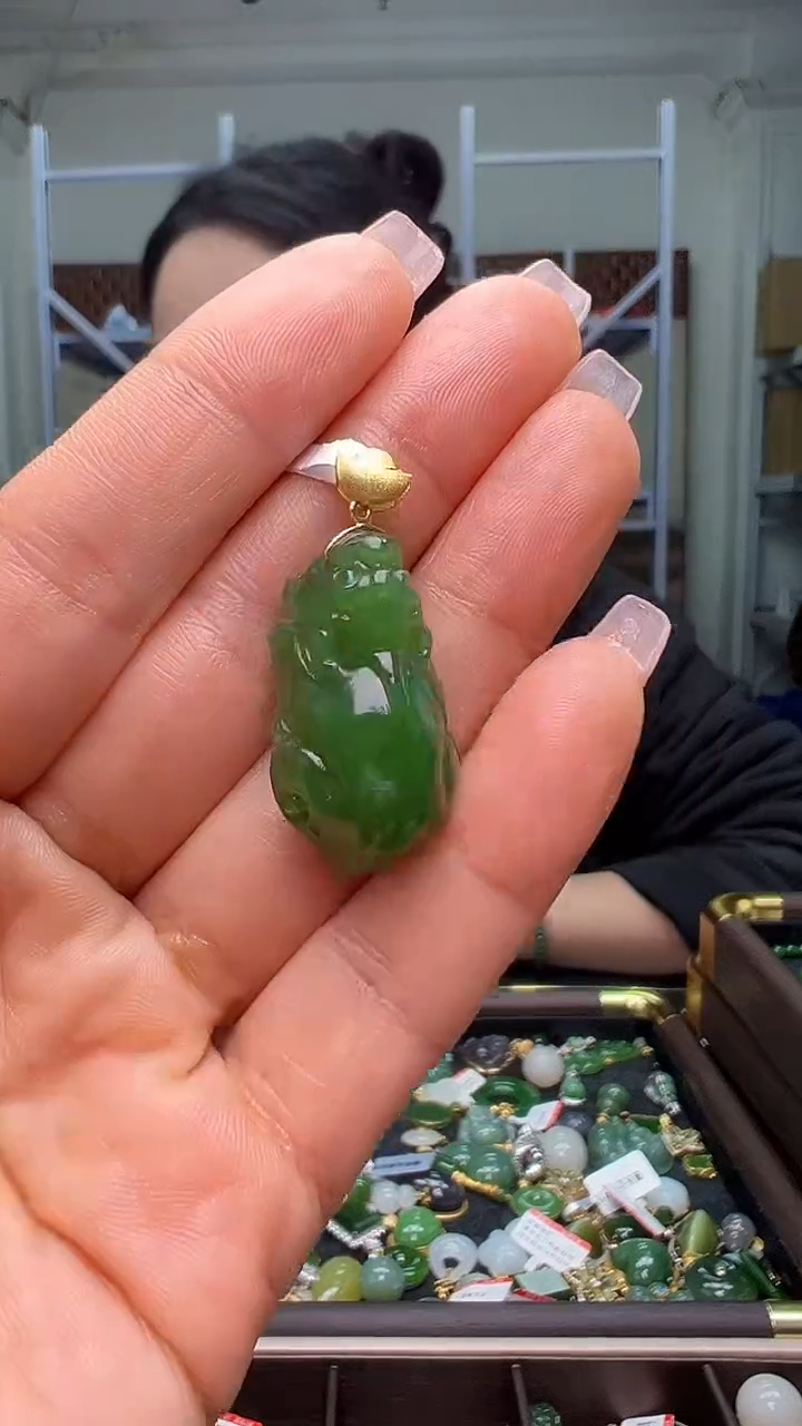 颈饰18K金镶嵌和田玉（多样性发货.发其一)1.04.86