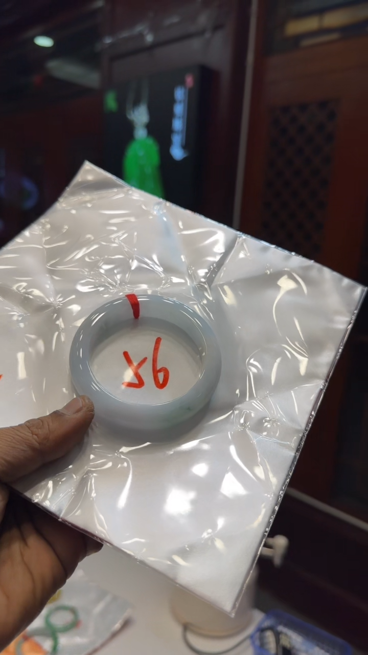 未镶嵌手镯翡翠手镯包容价