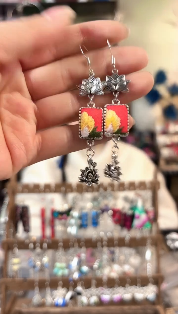 彩云南阁非遗老绣苗银饰品210