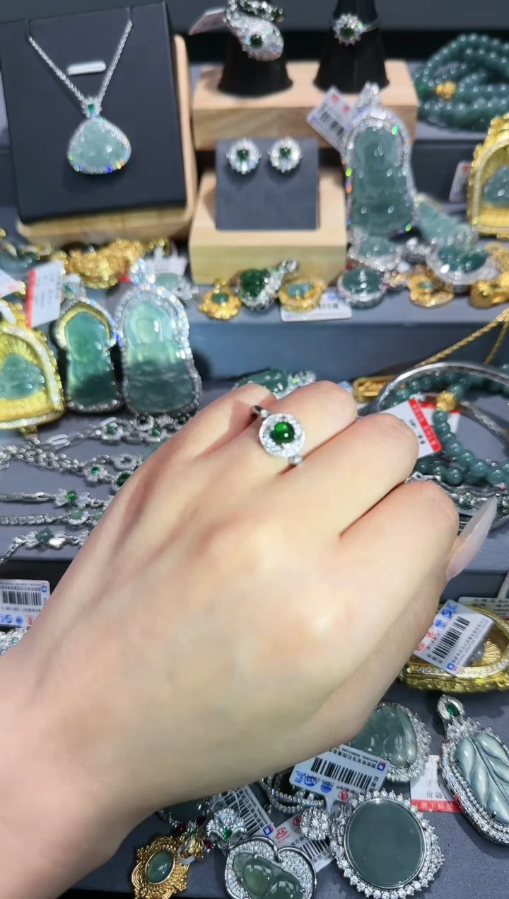 【闪购商品】翡翠吊坠(赠链)未镶嵌天然翡翠A货