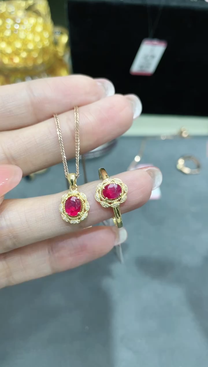 【闪购商品】套装（不含链）18K金镶嵌红宝石·