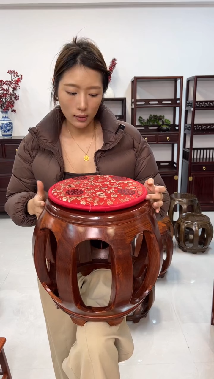 鸡翅木类家具一对亚花梨大号花梨色鼓凳 加2张坐垫