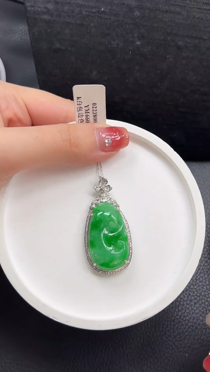 【闪购商品】翡翠颈饰18K金镶嵌如意