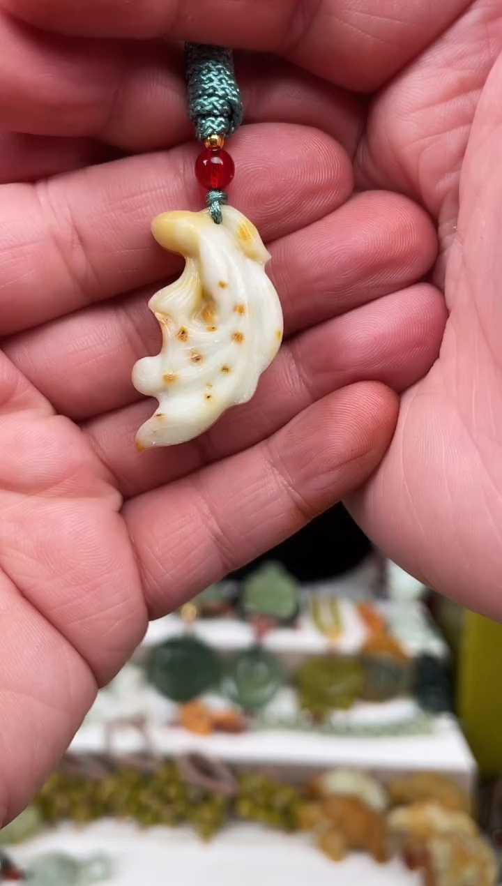 未镶嵌蛇纹石玉颈饰·