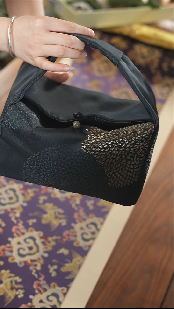 旅行包············