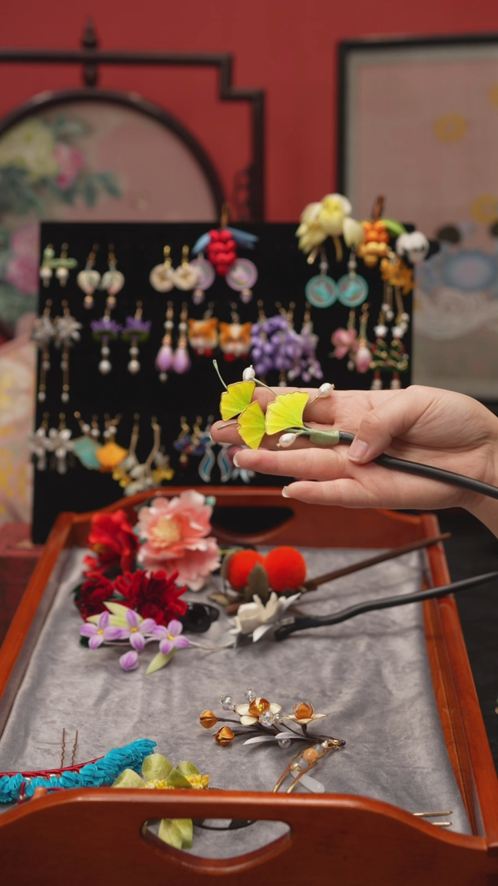 刺绣非遗绒花手工饰品