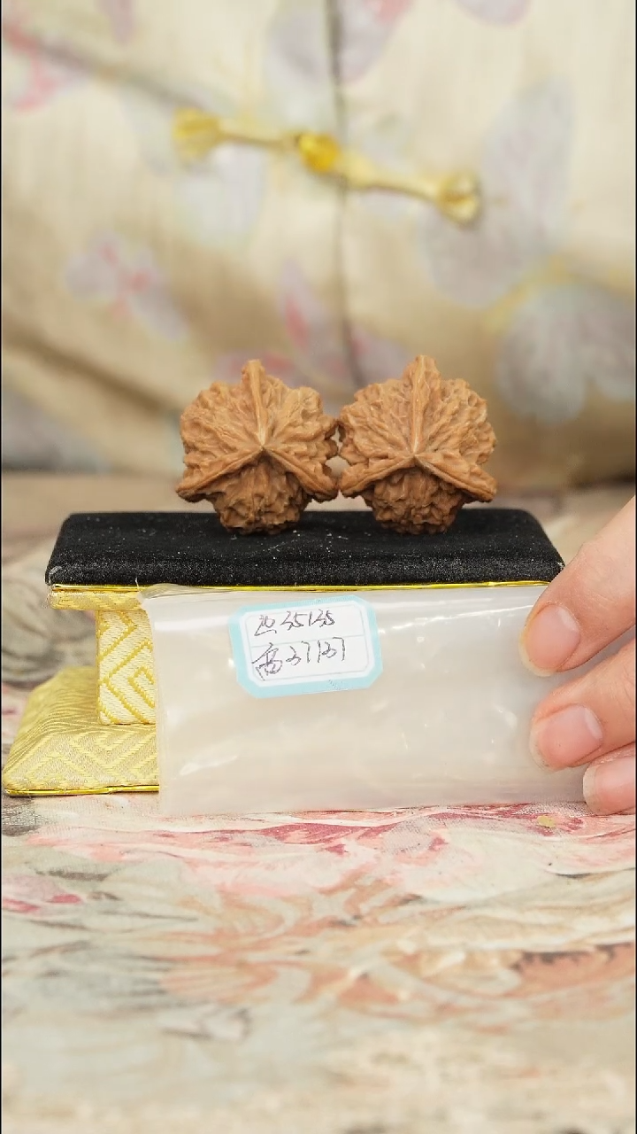 【闪购商品】文玩核桃把件盘山三棱