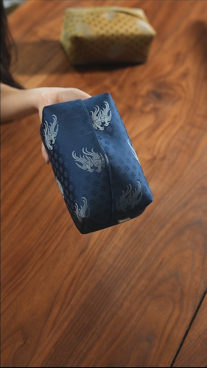 纸巾盒············